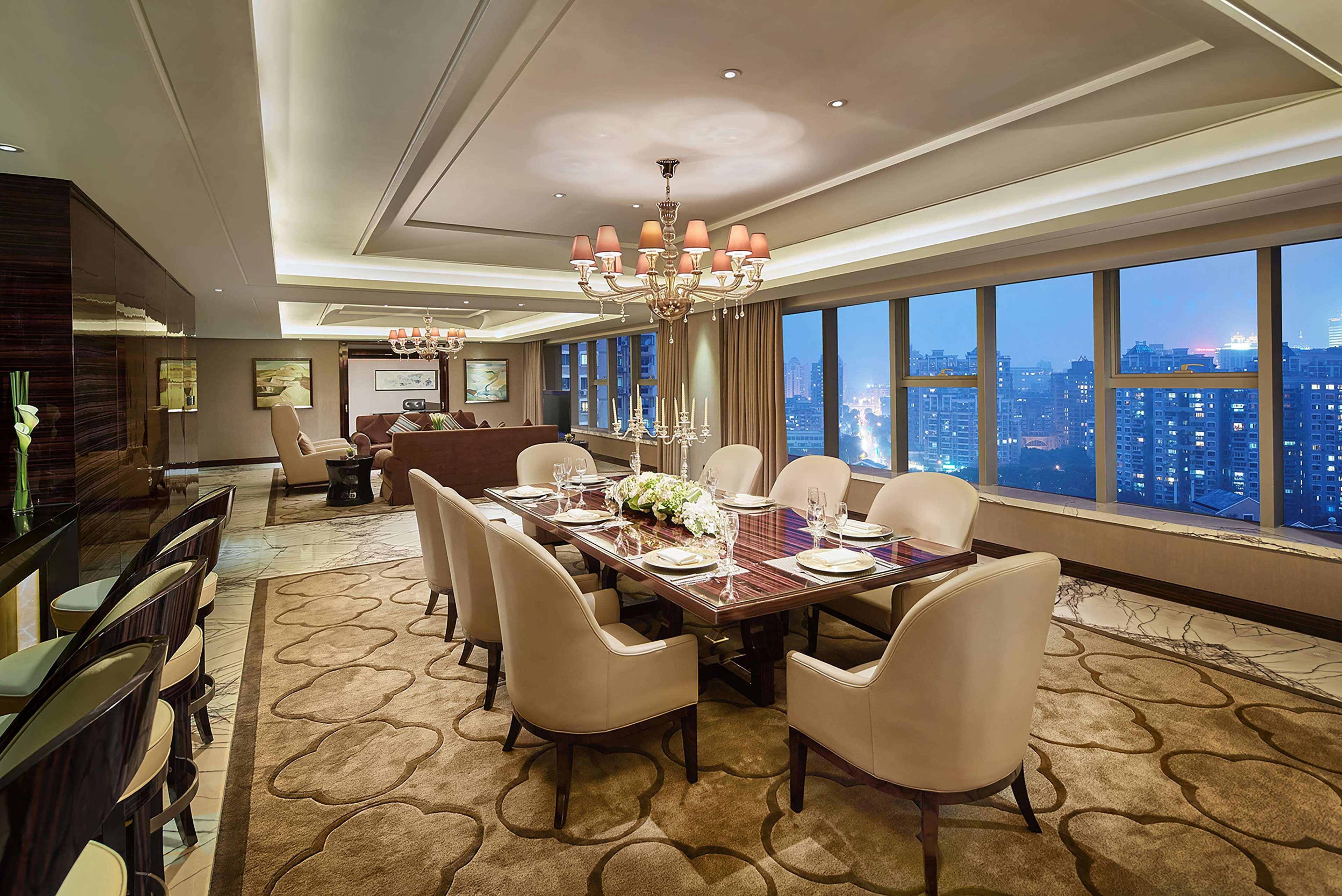Hilton Shanghai Hongqiao Экстерьер фото