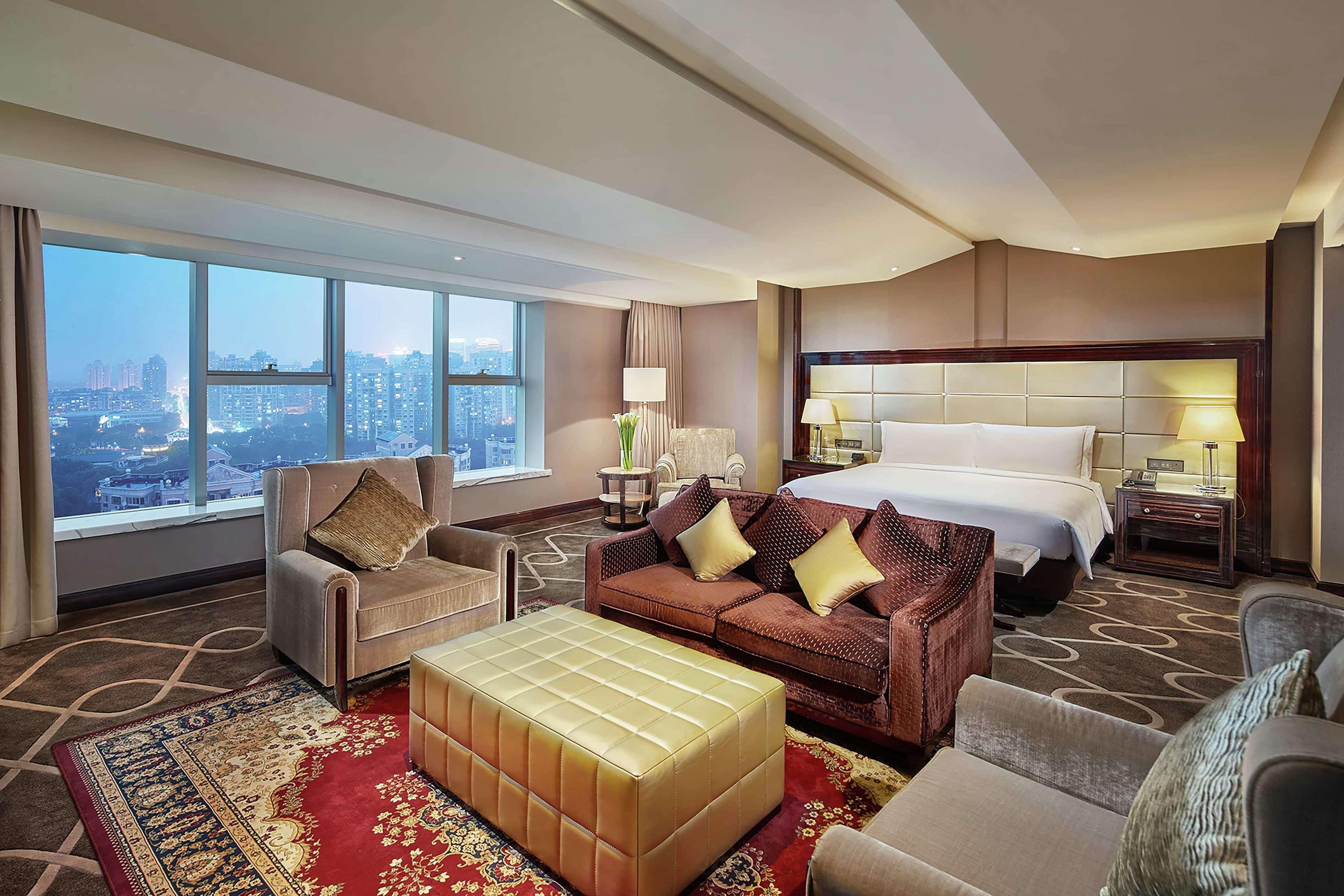 Hilton Shanghai Hongqiao Экстерьер фото