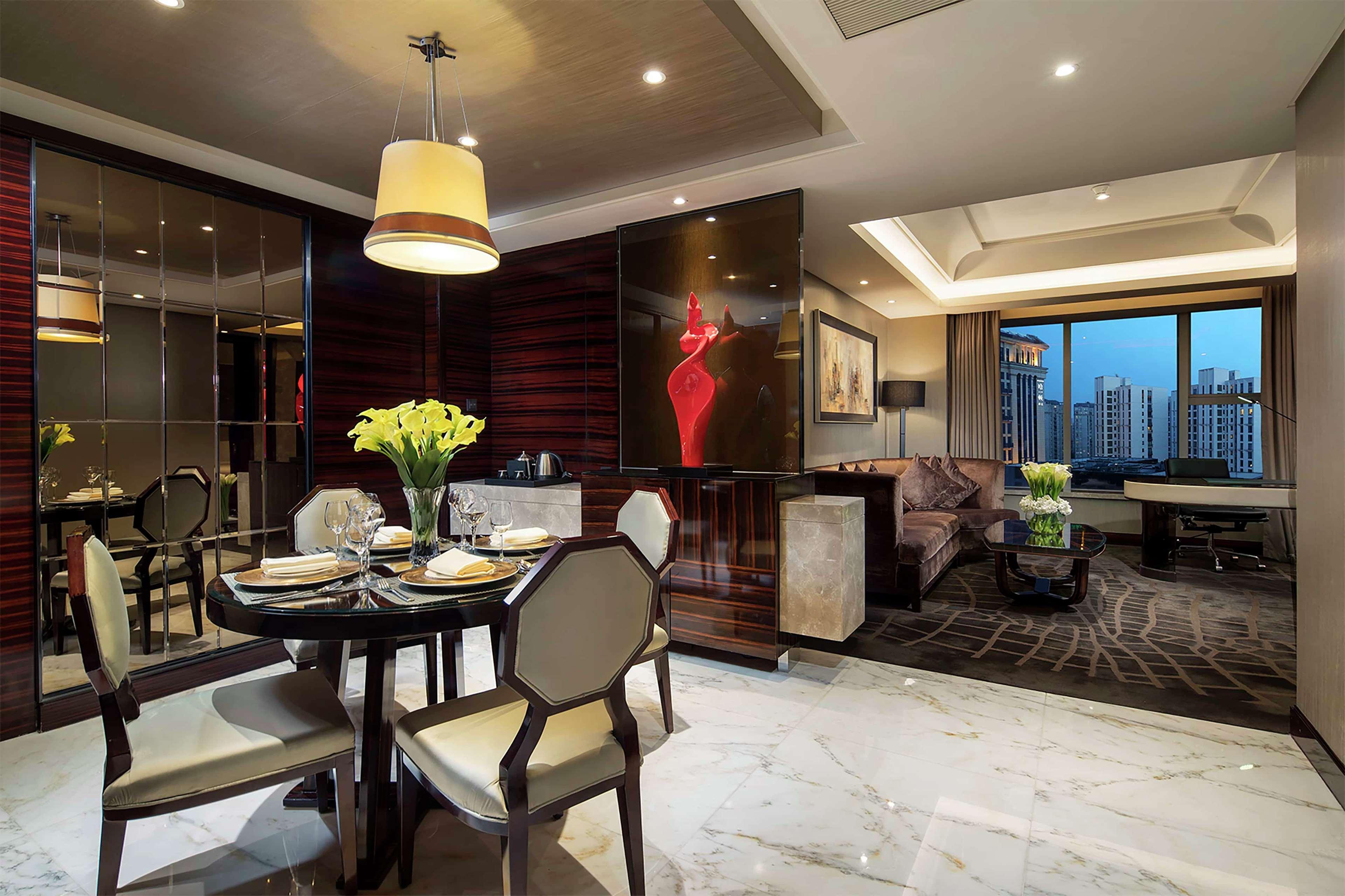 Hilton Shanghai Hongqiao Экстерьер фото