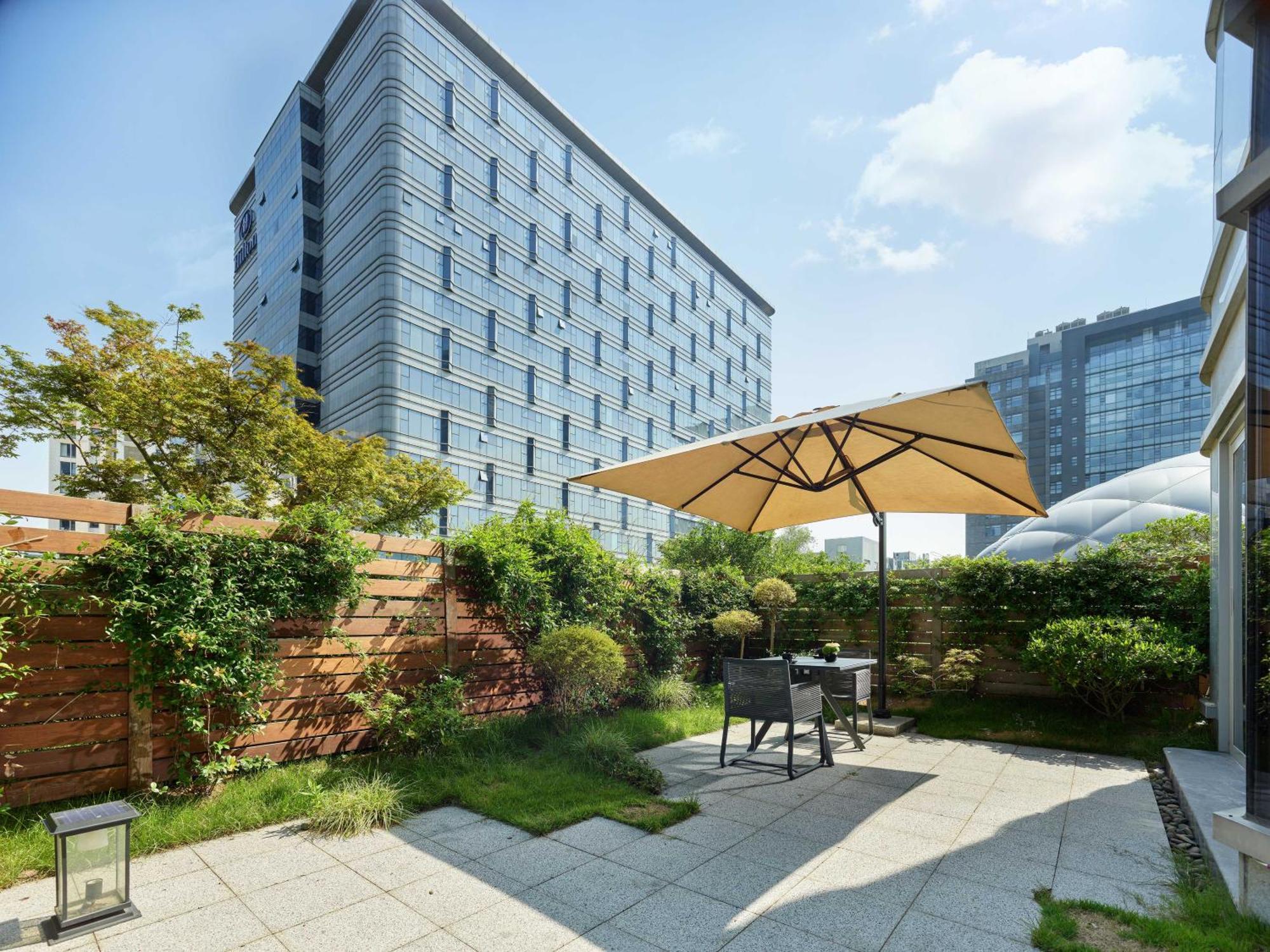 Hilton Shanghai Hongqiao Экстерьер фото