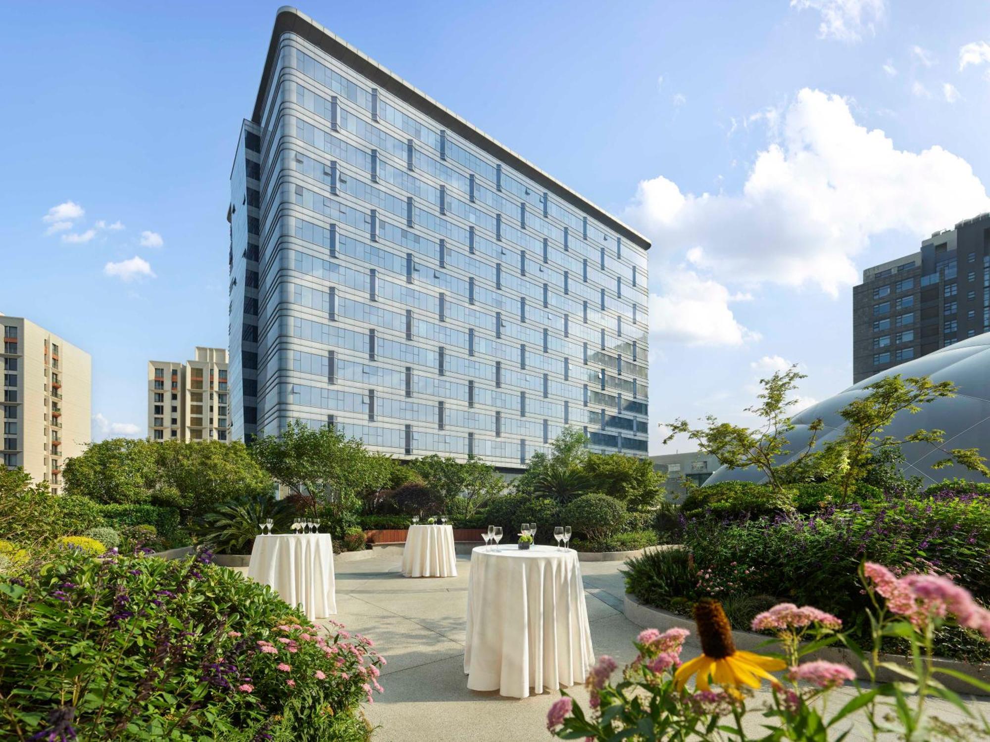 Hilton Shanghai Hongqiao Экстерьер фото